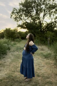 Maternity session with mama in white shirt in nature