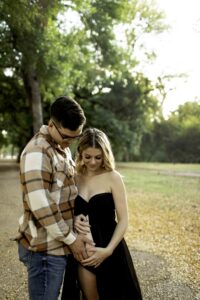 Expecting couple maternity shoot at Trinity Park 