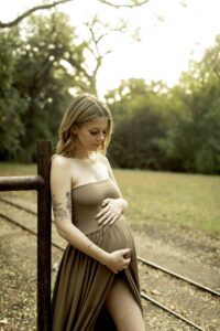 Expecting mom at maternity shoot at Trinity Park 