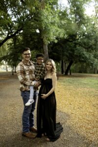 Expecting couple maternity shoot at Trinity Park 